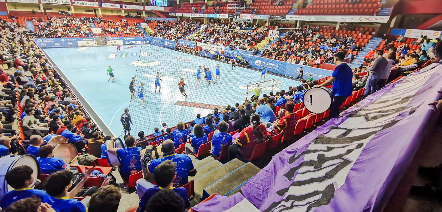 ➡ Seguimos apostando por el deporte de la ciudad y aportando nuestro granito de arena a la animación y ambiente en Huerta del Rey, en coordinación con club y las peñas federadas de balonmano.